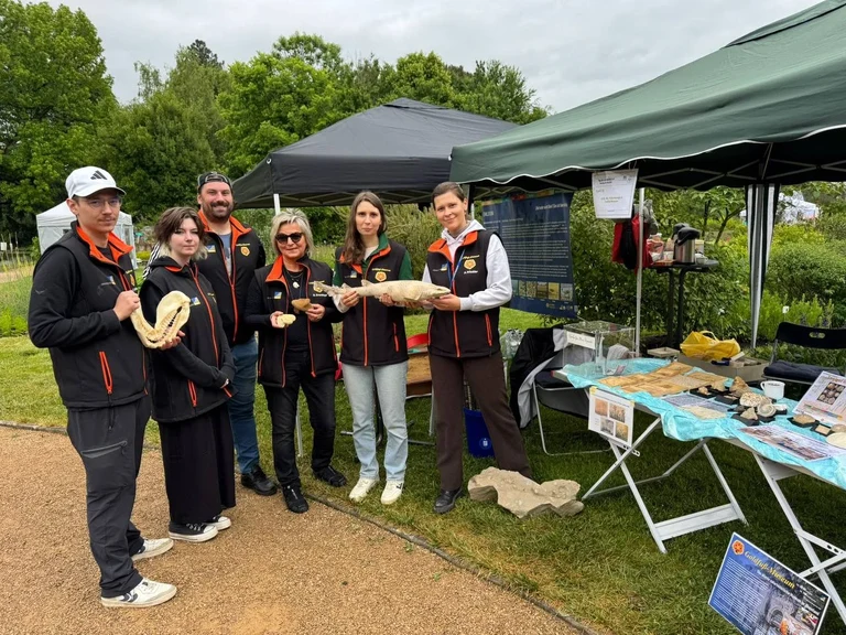 Bild 1: Das Team des Goldfuß-Museums am Stand (von links nach rechts: Fabian Martin, Andriana Wenzel, Gualtiero Francesconi, Bettina Krumbiegel, Teresa Franke, Alina Winkler)