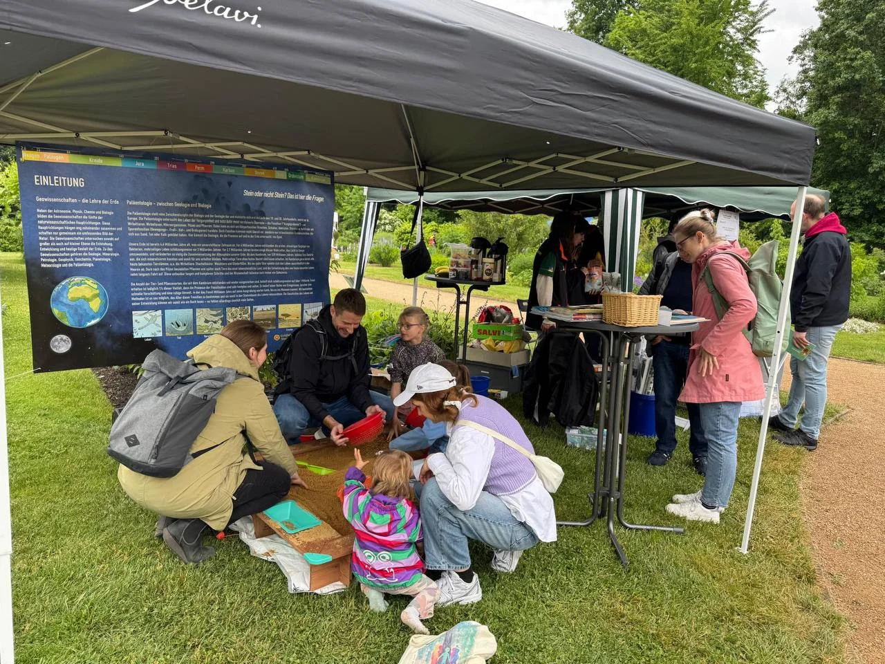 Bild 4: Hinter dem Stand befand sich der Fossilien-Sandkasten…