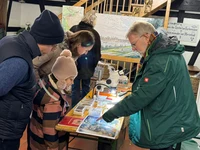 ...und macht dabei auf die unterschiedlichsten Fossilien aufmerksam.